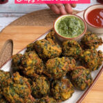 Crispy palak pakoda served hot with green chutney and dried mango powder