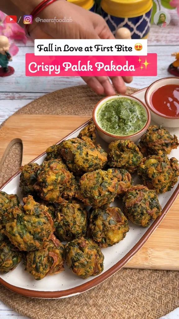 Crispy palak pakoda served hot with green chutney and dried mango powder